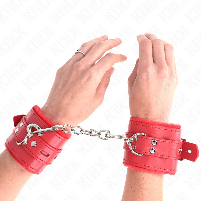 Kink handledsbojor med pälsfoder och fyrkantig ringdetalj – justerbara röda bältesmanschetter (17–29 cm × 6 cm)